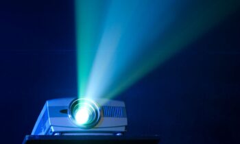Transformez votre salle de projection en un espace design grâce à un meuble sur mesure pour vidéoprojecteur