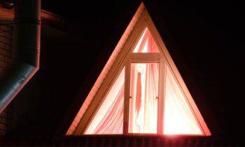 Guide ultime pour installer des rideaux sur une fenêtre triangulaire