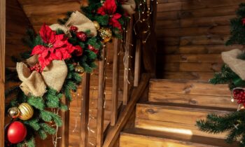 Idées créatives pour décorer une rampe d&rsquo;escalier à Noël