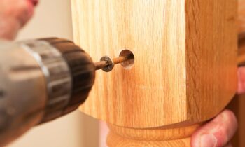 Guide pour fixer une rampe d&rsquo;escalier sur du placo