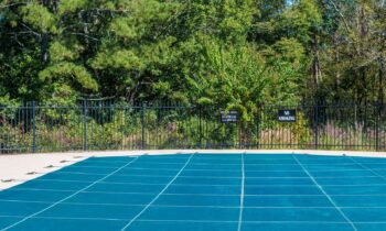 Guide complet pour choisir et installer une bâche de piscine enterrée en hiver