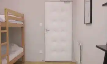 Capitonnage porte : ajout d&rsquo;isolant thermique et esthétique pour votre intérieur