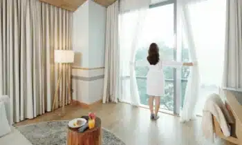 Créer une atmosphère cosy avec des rideaux tombant cassants : conseils et astuces