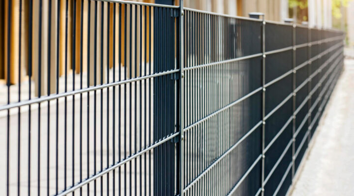 Grillage rigide gris : durable et design pour sublimer vos extérieurs !
