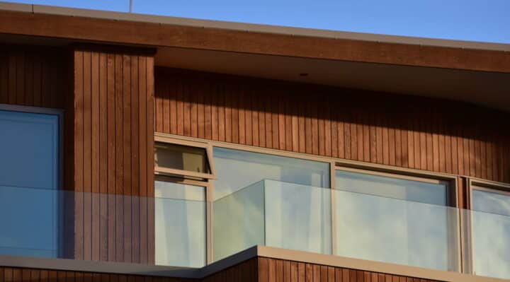 Comment installer un garde-corps en verre sans se tromper ?
